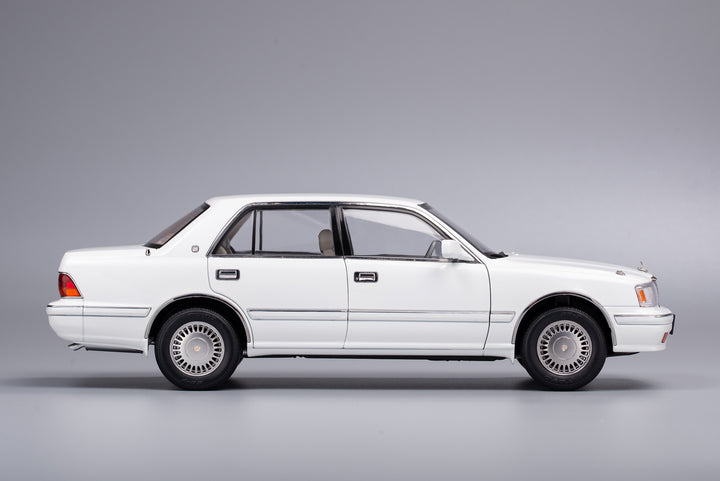 [Preorder] Kengfai 1:18 Toyota Crown Pearl White LHD