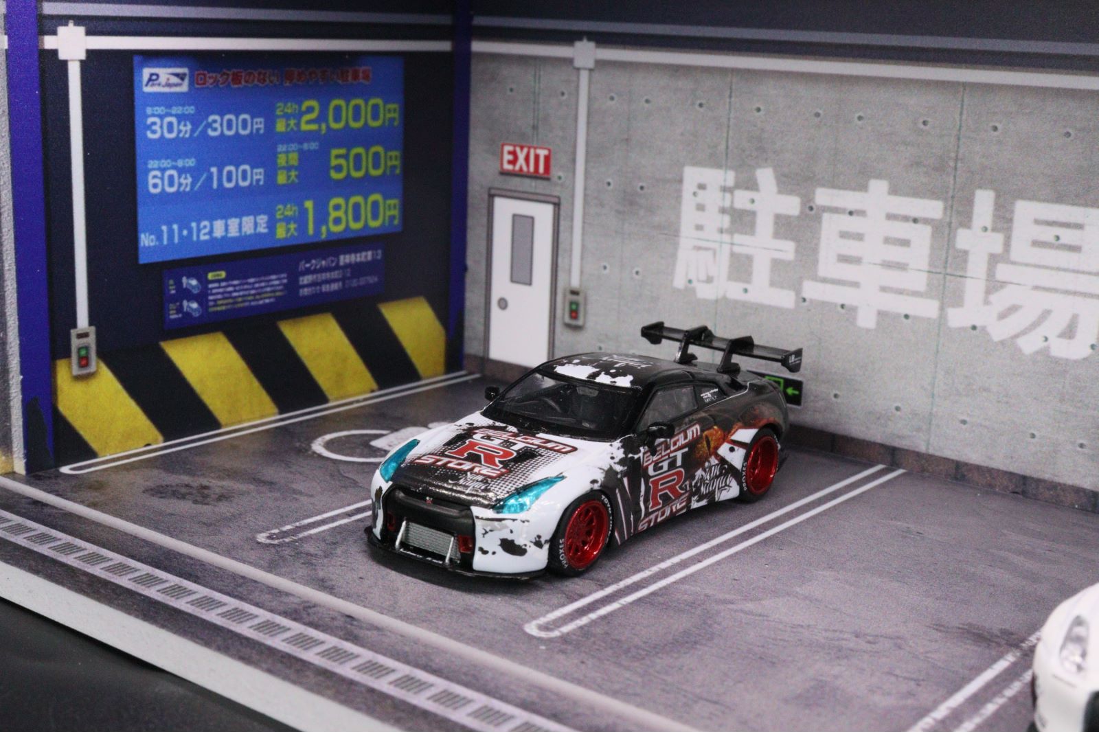 G.Fans MODELS 1:64 Garage with Lights Diaroma Model 710022