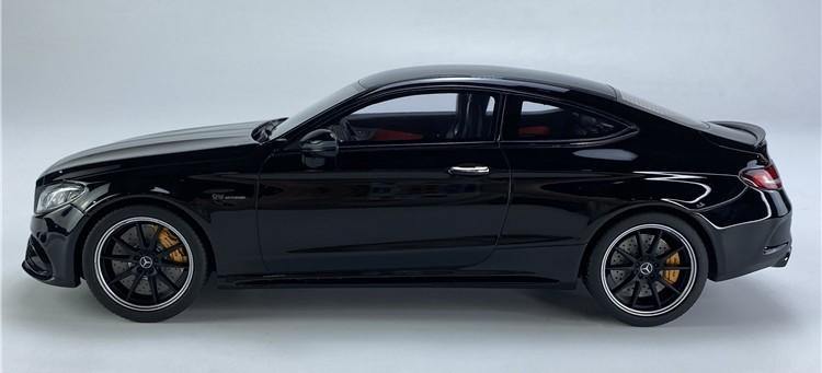 GT Spirt 1:18 Mercedes-AMG C63 S Coupe (W205) Obsidian Black Side
