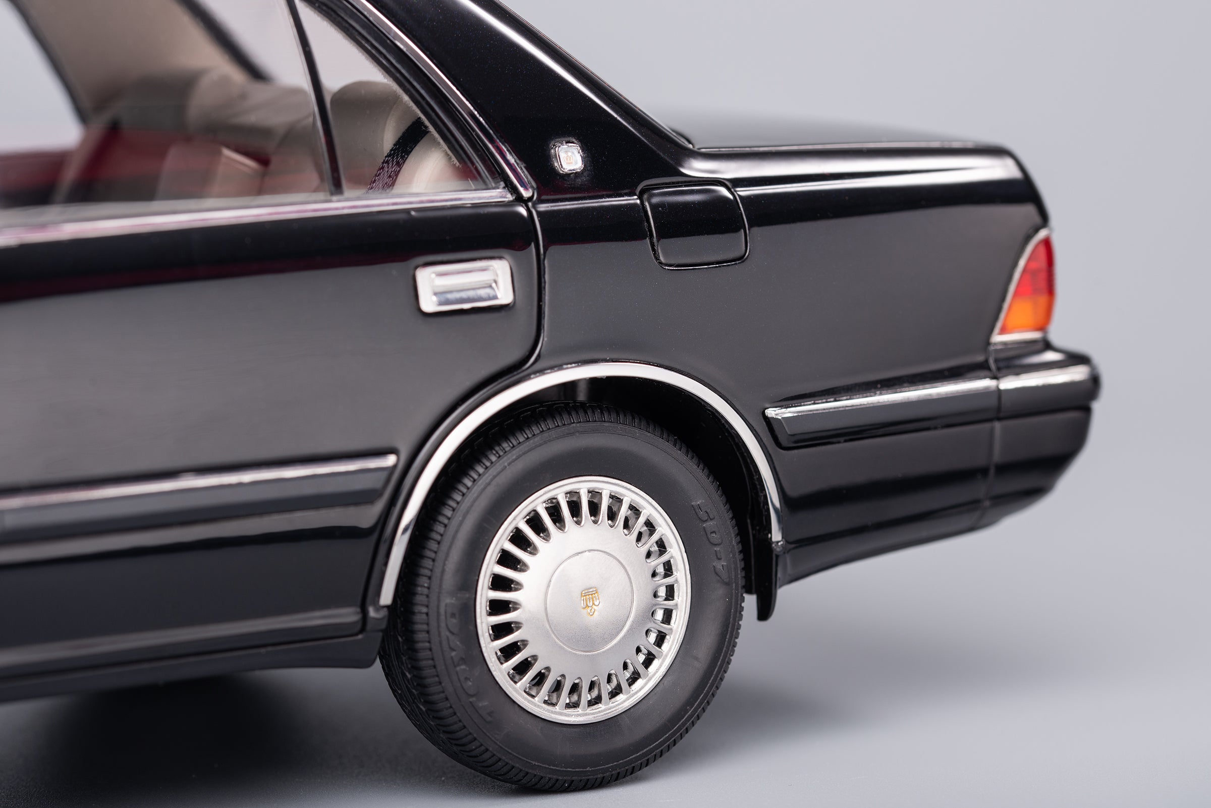 Kengfai 1:18 Toyota Crown Black LHD KF027-1 – Horizon Diecast